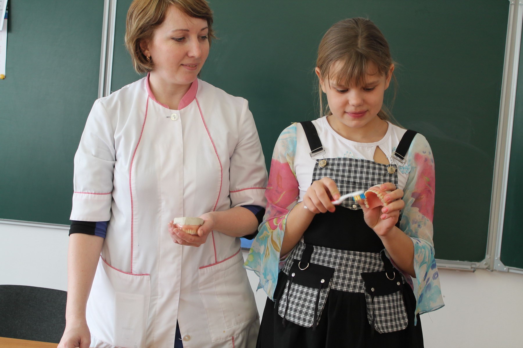  Довольное обучение правилам гигиены полости рта